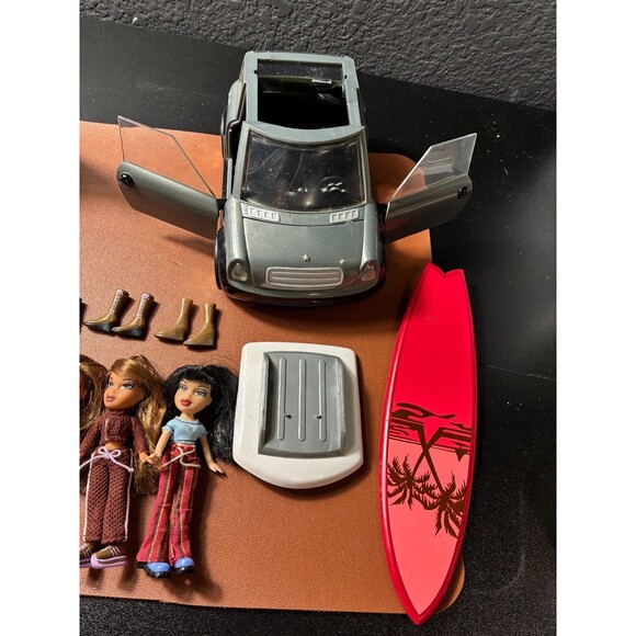 Bratz Doll Lot with Mini Car, Surfboard, Accessories, Clothes and 7 Dolls - Picture 3 of 7